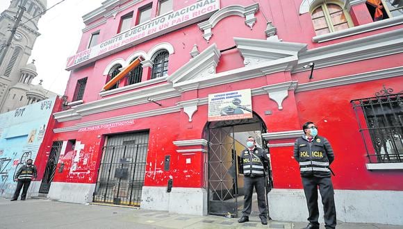 Un botín. El local de Perú Libre, ubicado en Breña, fue allanado el año pasado. (Foto: @photo.gec)
