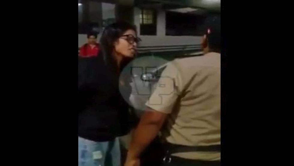 Jóvenes insultan a la policía en la comisaría de La Punta, en el Callao. (Facebook Verdad policial)