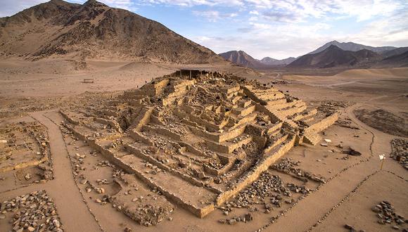 Caral se encuentra a solo unas horas de Lima. Los templos piramidales, las plazas ceremoniales y la planificación urbana avanzada de Caral son testimonios impresionantes de una sociedad antigua y compleja que prosperó hace más de 5,000 años. (Foto: National Geographic).