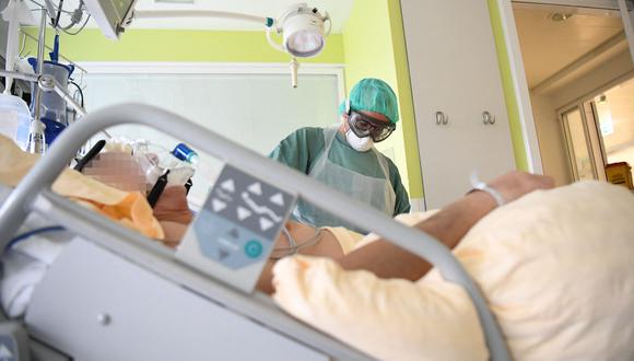 Actualmente hay 2.723 pacientes hospitalizados por COVID-19, de ellos 486 son enfermos graves atendidos en las ucis, 28 más que ayer. (Foto: HELMUT FOHRINGER / APA / AFP)