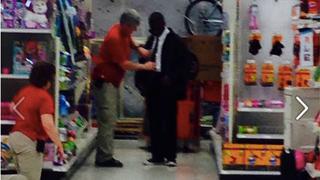 Facebook: Fue por una corbata a Target y foto del momento se volvió viral