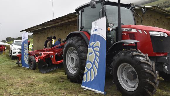 La empresa minera Gold Fields donó un tractor Massey Fergunsson, además de implementos agrícolas, a los pobladores del Caserío de Alto Coymolache, en el distrito de Hualgayoc, Cajamarca