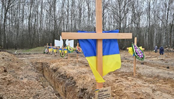 Los residentes buscan las tumbas de sus familiares en un cementerio en Chernigiv, en el norte de Ucrania, el 5 de abril de 2022. (Foto: Sergei SUPINSKY / AFP)
