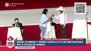 Elecciones 2021: Keiko Fujimori saluda a Pedro Castillo antes de iniciar debate