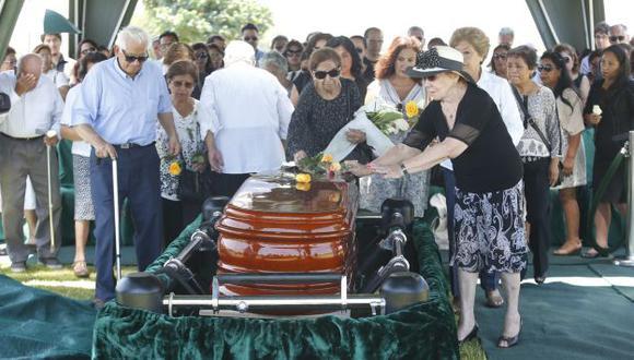 Adiós. Colegas y familiares de José Yactayo acudieron a cementerio Parque del Recuerdo, en Lurín. (USI)