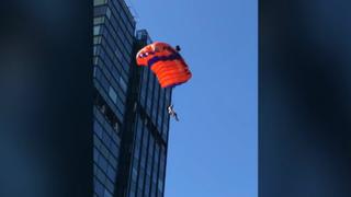 Hombre se lanza en paracaídas desde edificio de 19 pisos y terminó sufriendo graves lesiones