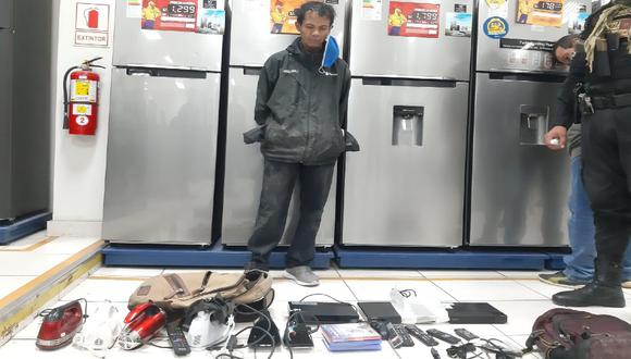 Ica: Policía les halló tres mochilas en las que había guardado una serie de dispositivos electrónicos y celulares. (Foto PNP)
