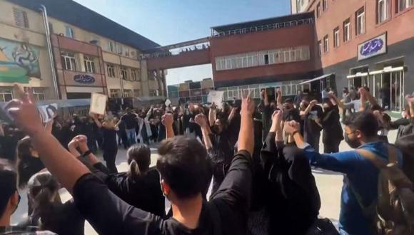 Esta captura de imagen de un video de UGC disponible el 15 de octubre de 2022 muestra a estudiantes iraníes cantando "Libertad" mientras se manifiestan en la Universidad de Ciencia y Cultura de Teherán. (Foto de AFP)