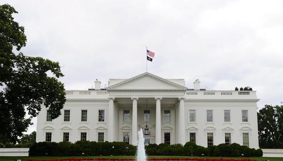 La bandera se bajó a media asta en la Casa Blanca en homenaje al policía que falleció en el violento asalto al Capitolio. (Foto referencial:  JEWEL SAMAD / AFP)