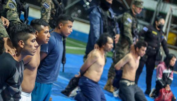 Miembros del ejército deteniendo a personas durante un operativo para capturar a miembros de la pandilla MS-13 en Comasagua, El Salvador, el 1 de octubre de 2022. (Foto de LA OFICINA DE PRENSA DE LA PRESIDENCIA DE EL SALVADOR / AFP)