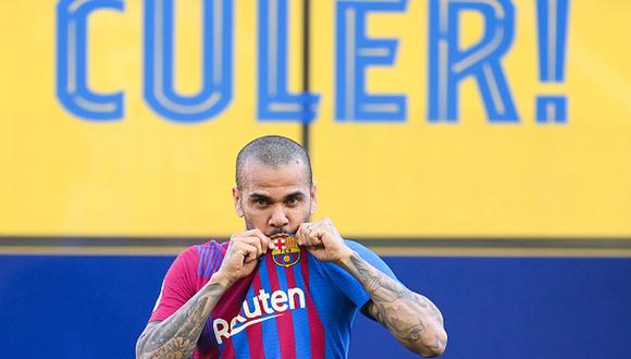 Dani Alves recibió la ovación de los hinchas azulgranas en el Camp Nou. (Getty)