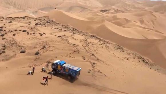 Terrible momento se vivió en la quinta etapa del rally Dakar. (Captura y video: Facebook)