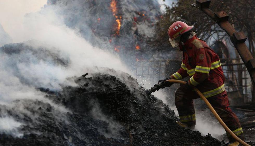 Carabayllo: Reportan incendio en depósito de aserrín. (Anthony Niño de Guzmán)