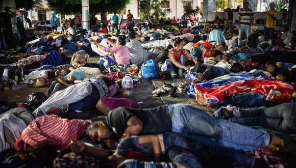 Migrantes centroamericanos que se dirigen en caravana a Estados Unidos descansan durante una parada en su viaje, en el parque Hidalgo en Tapachula, México. (Foto: AFP)