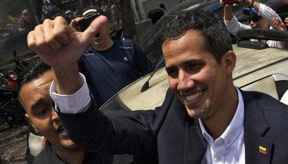 Guaidó regresó a Venezuela este lunes por el aeropuerto de Caracas, donde lo esperaban miembros de varias delegaciones diplomáticas, además de simpatizantes. (Foto: AFP)