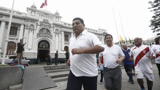 Vicepresidente del Congreso dio 5 vueltas a la Plaza Bolívar tras clasificación del Perú al Mundial