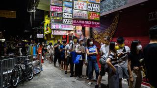 Compradores hacen fila por última edición de diario prodemocracia en Hong Kong [FOTOS]