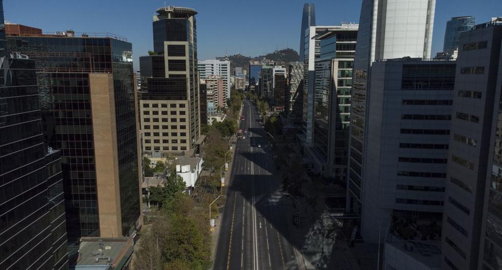 Vista aérea de Santiago en encierro, el 27 de marzo de 2021, en medio de la pandemia de coronavirus COVID-19. (Foto de MARTIN BERNETTI / AFP).