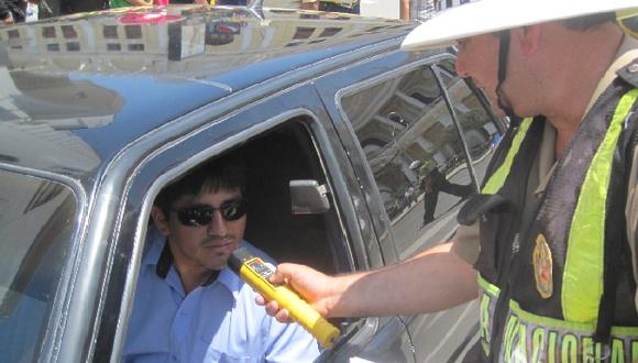 Policías realizarán más pruebas de alcoholemia a conductores. (USI)