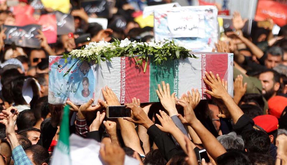 Miles de personas despidieron a los fallecidos en el atentado terrorista perpetrado el sábado en la ciudad de Ahvaz, Irán, que causó la muerte a 25 militares y civiles, en una jornada declarada de luto nacional. (Foto: EFE)