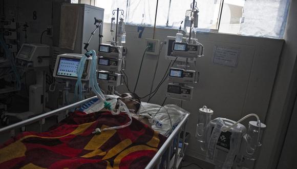 Un paciente de COVID-19 permanece en la Unidad de Cuidados Intensivos del hospital de contingencias Virgen de Fátima en Piura, norte de Perú, el 19 de octubre de 2021. (Foto: ERNESTO BENAVIDES / AFP)