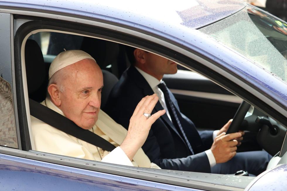 El Papa Francisco saluda desde el asiento de su automóvil mientras se encuentra en la plaza de la Basílica de San Francisco, en Asís, Italia. (EFE/EPA/PIETRO CROCCHIONI).