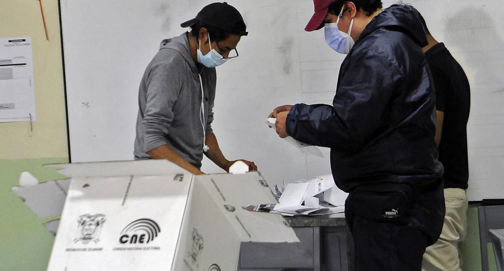Electores acuden a votar durante en las elecciones presidenciales en Ecuador. (Foto: Camila BUENDIA / AFP)