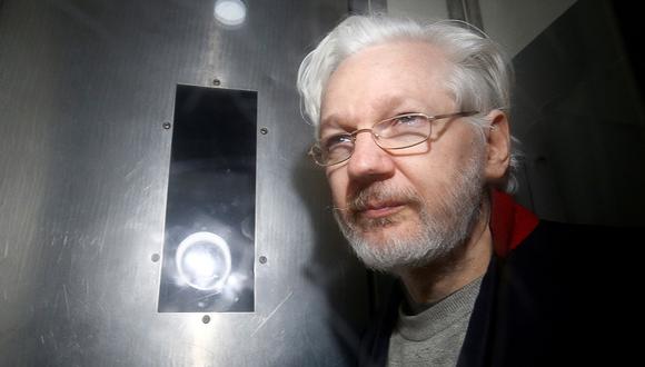 El fundador de WikiLeaks, Julian Assange, abandona la Corte de Magistrados de Westminster en Londres, Gran Bretaña, en una aparición anterior el 13 de enero de 2020. (Foto: Reuters)