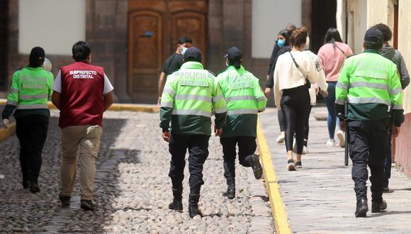 Turistas salieron de sus hoteles y pasearon en pleno estado de emergencia. (Texto y foto: Juan Sequeiros)