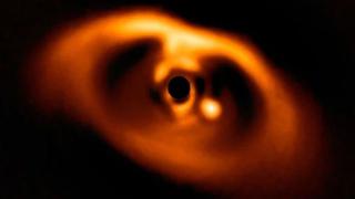 Astrónomos captan la primera imagen de un planeta recién nacido [VIDEO]