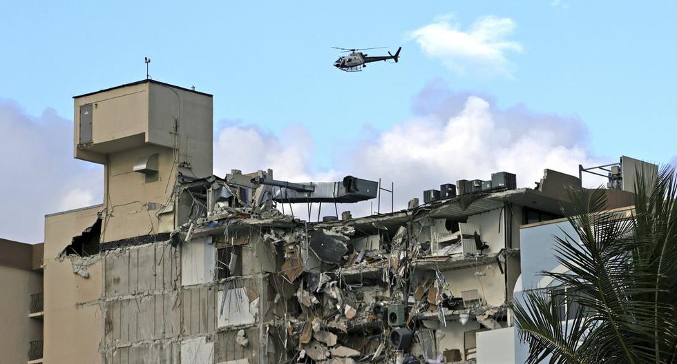 Un helicóptero de la policía de Miami-Dade sobrevuela el edificio derrumbado parcialmente en Surfside, Florida.  (David Santiago/Miami Herald/AP).