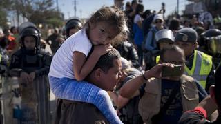La desilusión invade a la caravana de migrantes tras intento frustrado de cruzar a EE.UU.