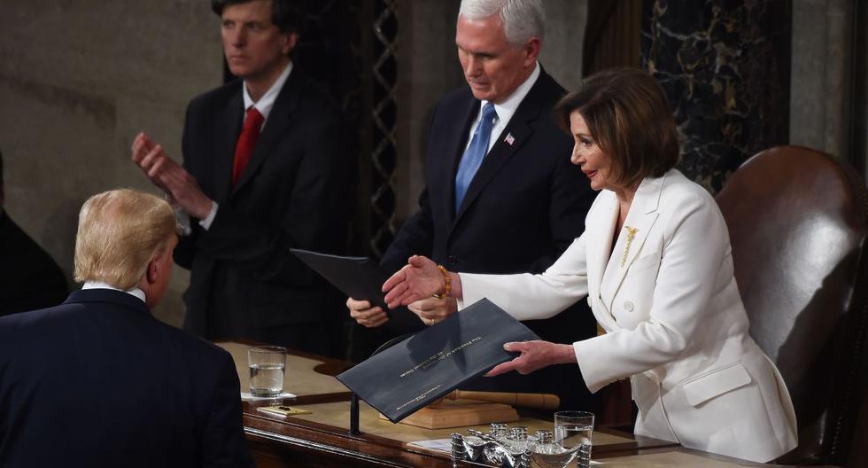 La presidenta de la Cámara de Representantes de los Estados Unidos, Nancy Pelosi, extiende la mano al presidente de los Estados Unidos, Donald Trump, antes del discurso del Estado de la Unión. (AFP).