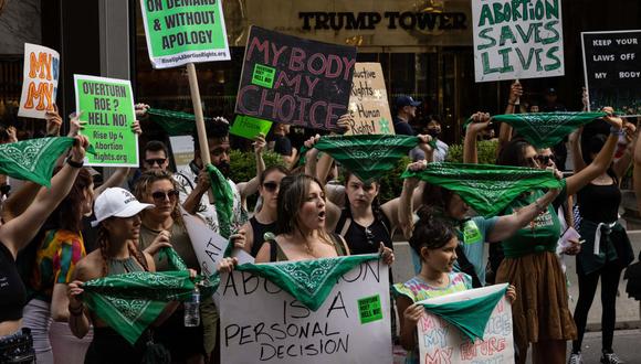 Activistas por el derecho al aborto protestan contra el fallo de la Corte Suprema sobre el derecho al aborto, en Nueva York el 9 de julio de 2022. (Foto de Yuki IWAMURA / AFP)