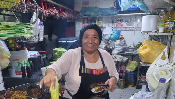 Se llama Antonina, pero todos en el barrio la conocen como Doña Anto. Ha nacido y vivido en Magdalena toda su vida. Es una institución en el distrito, también también ha sido dirigente vecinal.
