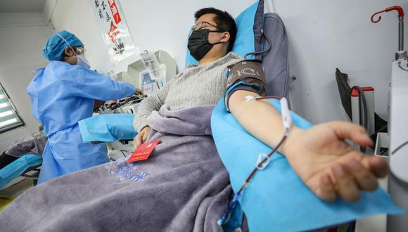 Esta foto tomada el 18 de febrero muestra a un médico que se recuperó de la infección por coronavirus COVID-19 donando plasma en Wuhan, en la provincia central de Hubei en China. (Foto: AFP)