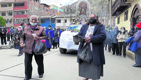 Huancavelica: a las afueras de su vivienda, familias esperaron con cuadros de santos y con los retratos de sus difuntos. (Foto: GEC)