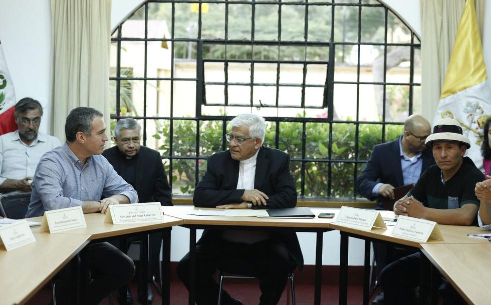 Ejecutivo se reúne con dirigente de la comunidad de Fuerabamba Gregorio Rojas, el monseñor Miguel Cabrejos y otros políticos para solucionar el conflicto en Las Bambas. (@pcmperu)