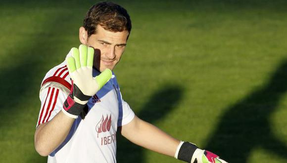 Iker Casillas acepta la transición de Vicente del Bosque en arco de España. (EFE)