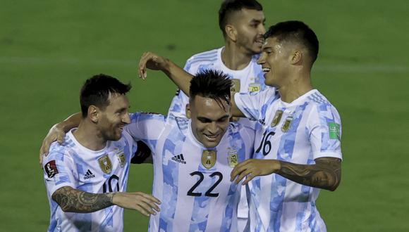 La selección argentina celebra el gol de Lautaro Martínez, el primero en su visita a Venezuela por las Eliminatorias Qatar 2022.