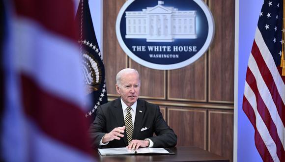 El presidente de los Estados Unidos, Joe Biden, habla sobre la Ley de Infraestructura Bipartidista en el Auditorio de la Corte Sur del Edificio de la Oficina Ejecutiva de Eisenhower, junto a la Casa Blanca, en Washington, DC, el 19 de octubre de 2022. (Foto de Brendan SMIALOWSKI / AFP)