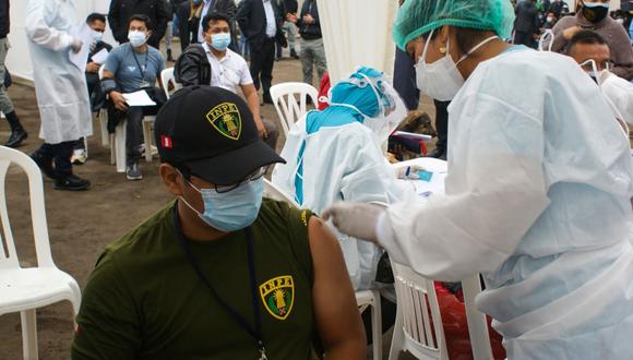 Los servidores del INPE fueron inmunizados en el marco del cronograma de vacunación en las dependencias penitenciarias del país.