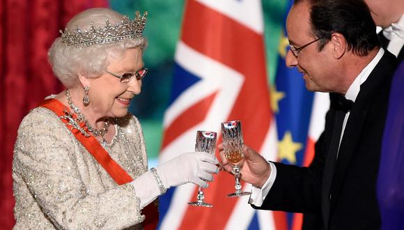 La reina Isabel II del Reino Unido en una cena con el expresidente francés François Hollande. (Foto: AFP)