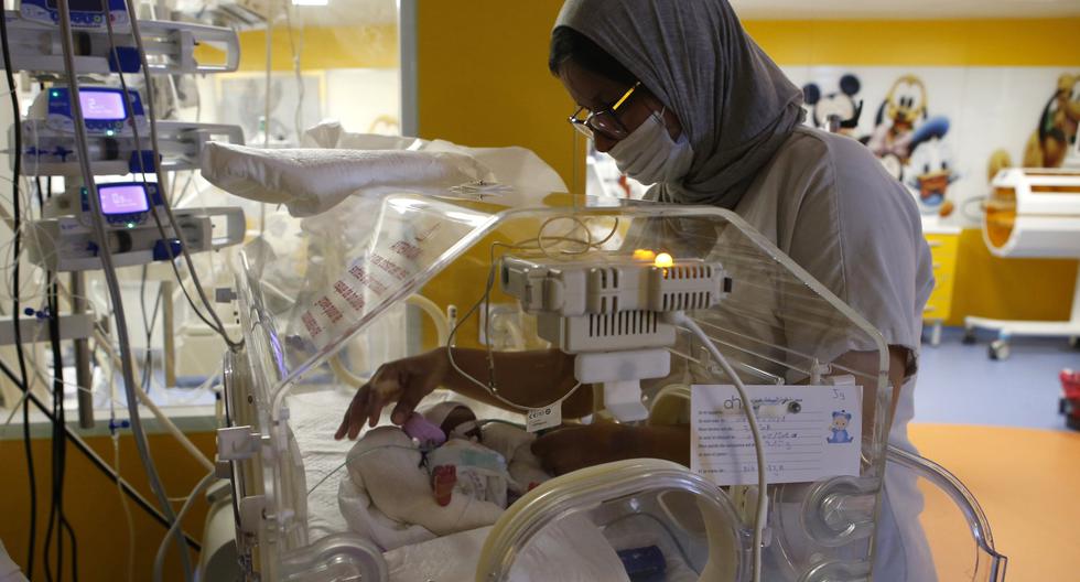 Una enfermera marroquí se ocupa de uno de los nueve bebés protegidos en una incubadora en la sala de maternidad de la clínica privada de Ain Borja en Casablanca, Marruecos, el miércoles 5 de mayo de 2021. (AP/Abdeljalil Bounhar).