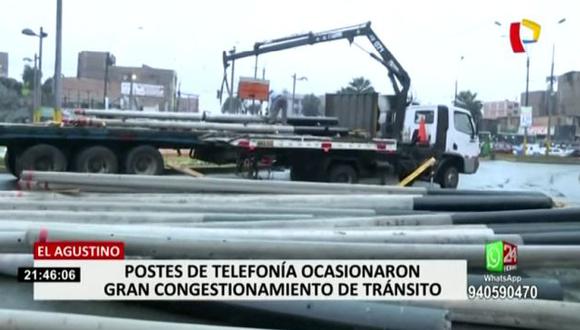 Estos postes eran trasladados por un vehículo de carga pesada. Los dispositivos de seguridad se rompieron, aparentemente, por la excesiva velocidad del conductor. (Foto: Captura Tv Perú)