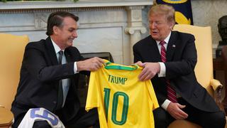 Donald Trump y Jair Bolsonaro intercambian camisetas de fútbol con sus nombres [FOTOS]
