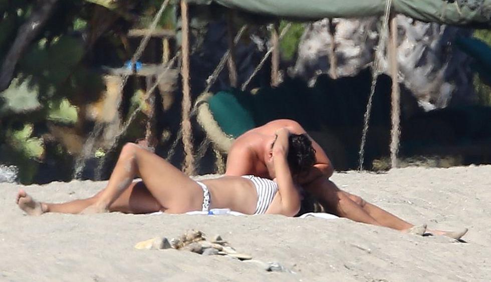 Leonardo DiCaprio fue captado besándose con una joven modelo en playas de Malibú. (Popsugar)