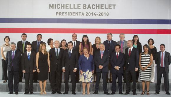 Los 23 de Bachelet. La presidenta electa de Chile designó a 14 hombres y 9 mujeres como ministros. (EFE)