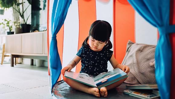 La lectura promueve la curiosidad, el espíritu crítico, la indagación sobre el mundo que los rodea y sobre todo el desarrollo de la imaginación. (Foto: Getty Images)