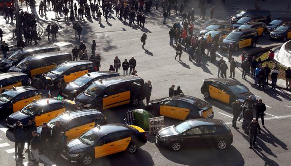 Uber explicó que ante las restricciones a las VTC aprobadas por la Generalitat (ejecutivo catalán), se ven obligados a suspender el servicio UberX en Barcelona.&nbsp;(Foto: EFE)